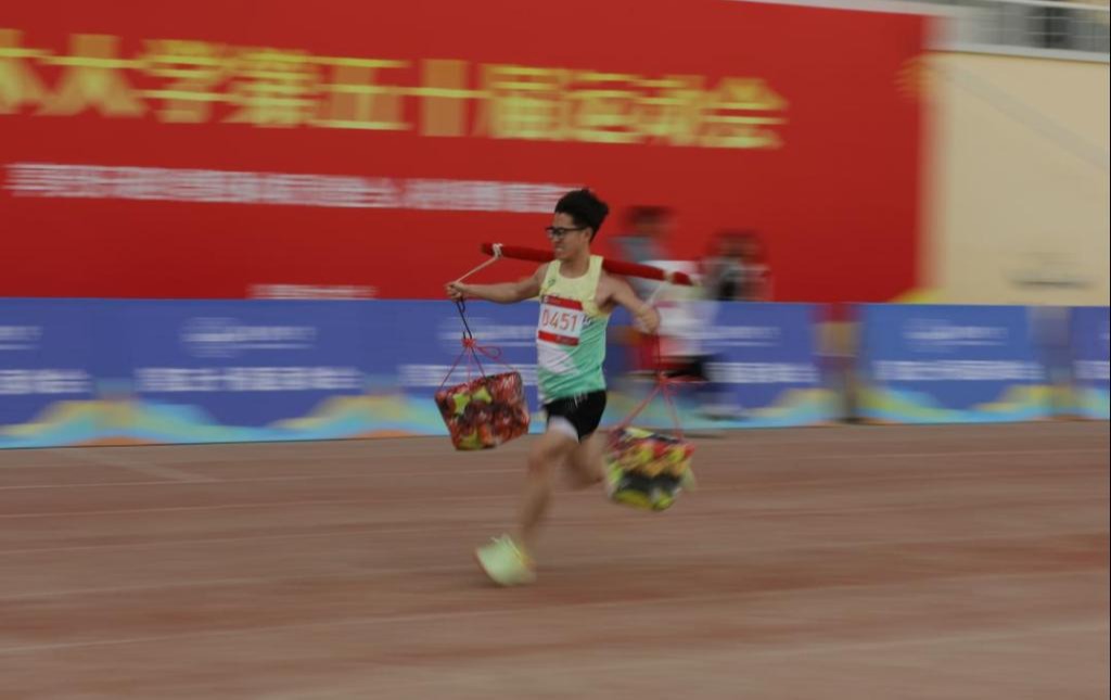 育梦健行，志远竞先17| 扁担接力传精神，青春奋进新时代